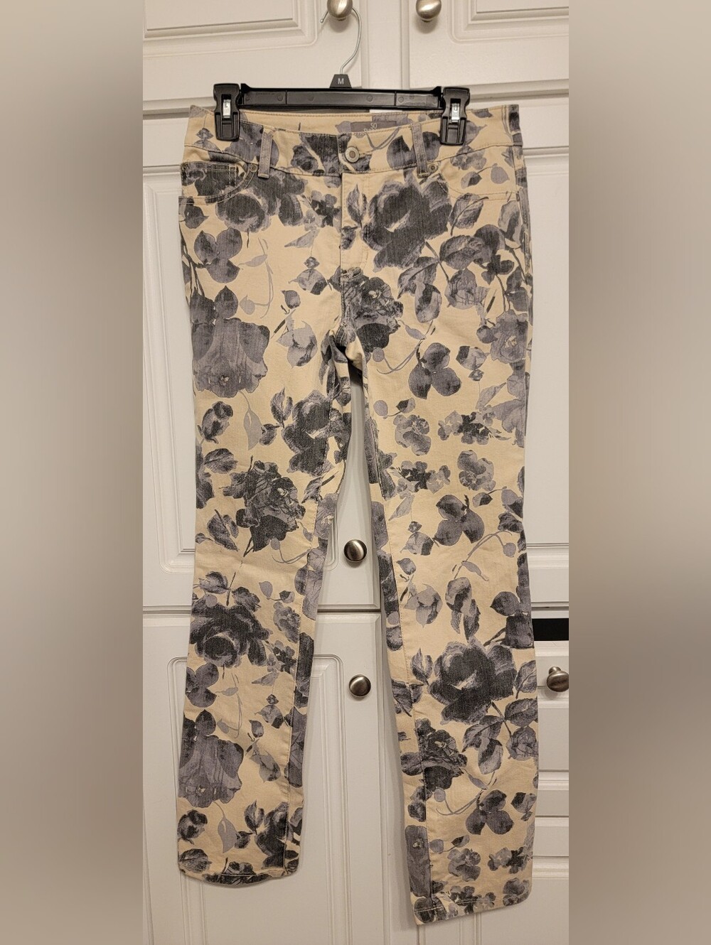 Floral Print Slim Leg Pants in Cream and Gray